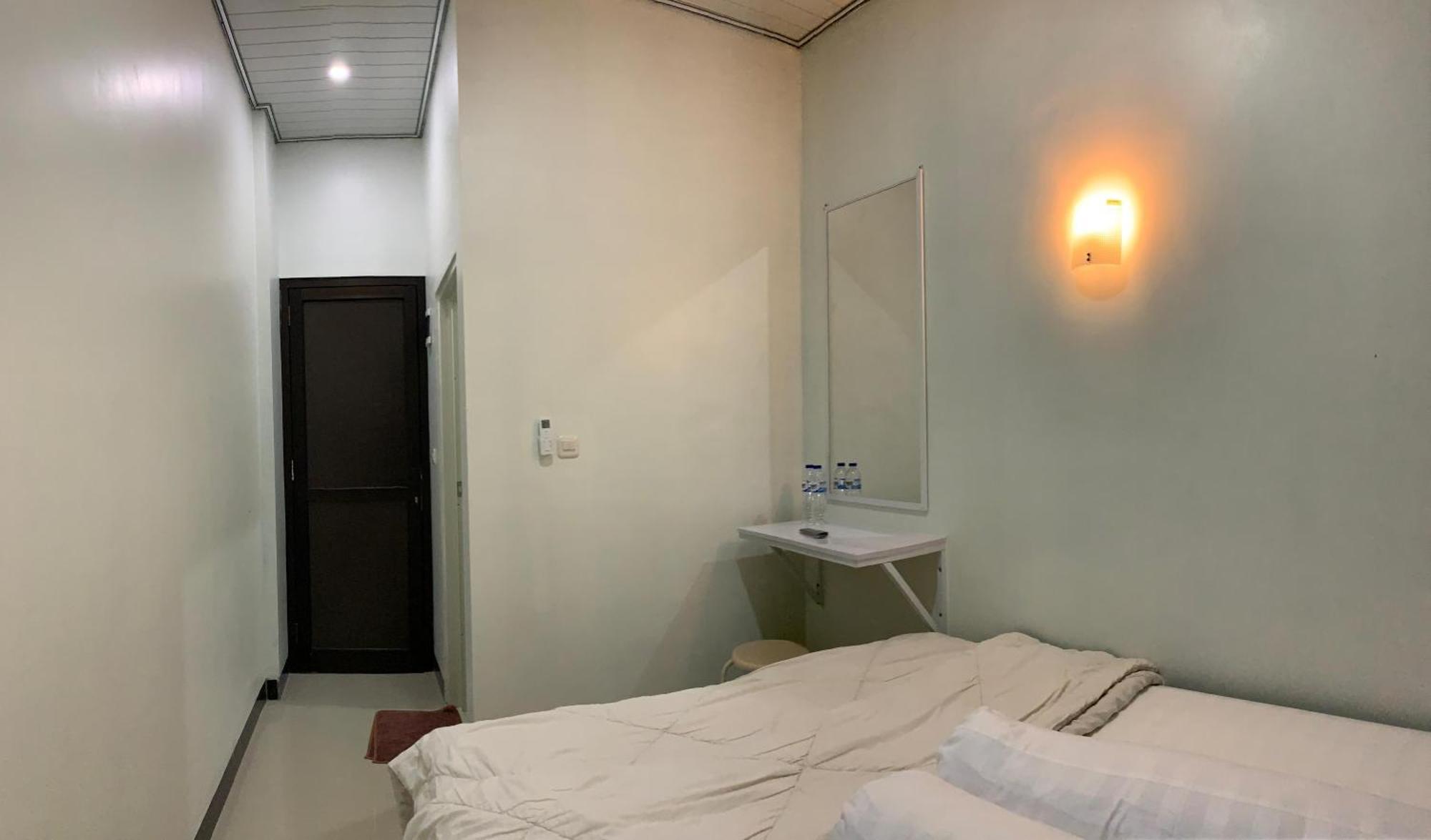 Srondolwetan Kusuma Raya Guest House מראה חיצוני תמונה
