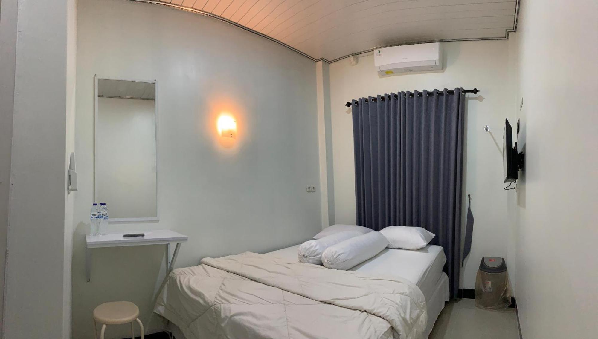 Srondolwetan Kusuma Raya Guest House מראה חיצוני תמונה