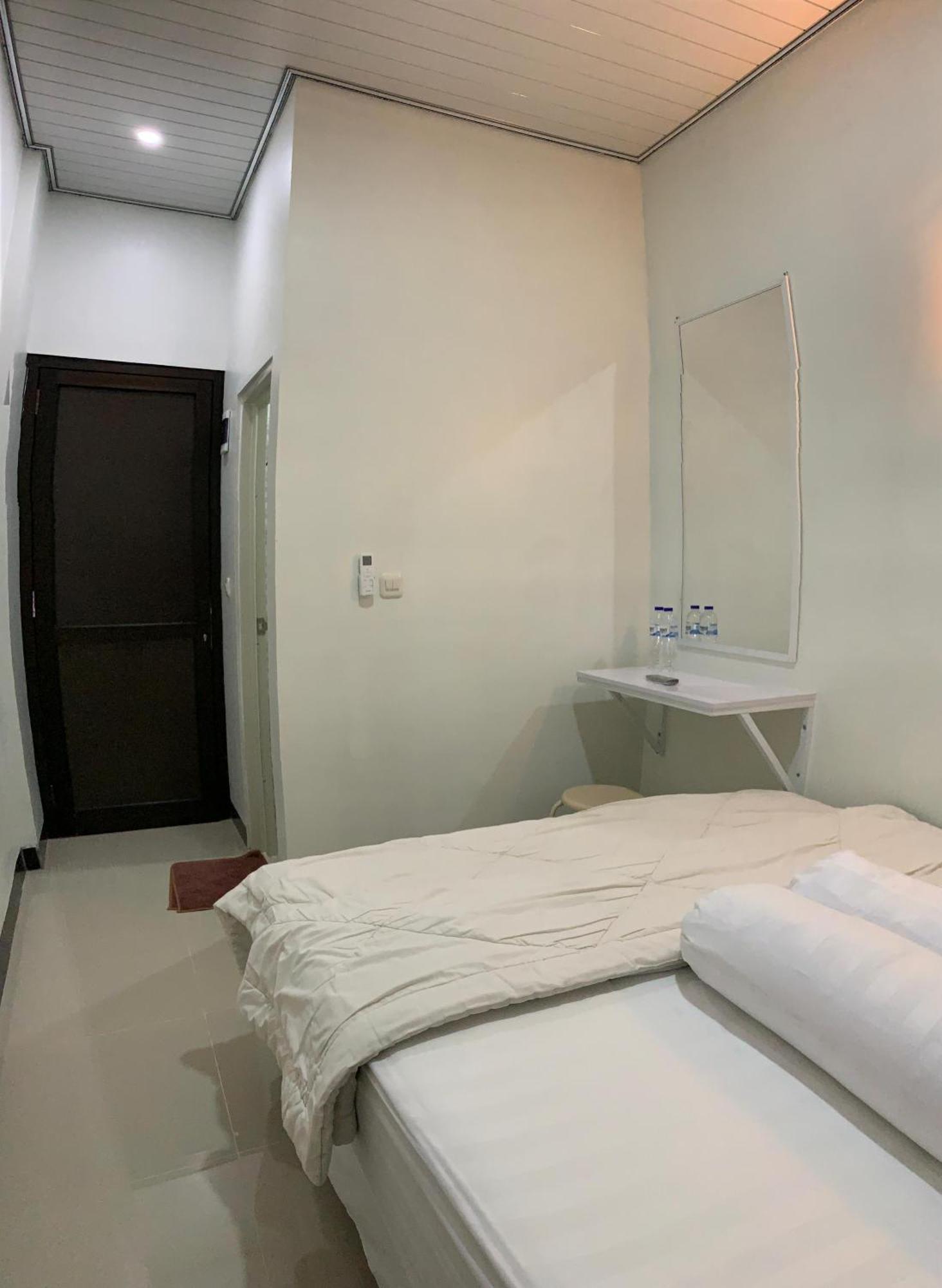 Srondolwetan Kusuma Raya Guest House מראה חיצוני תמונה