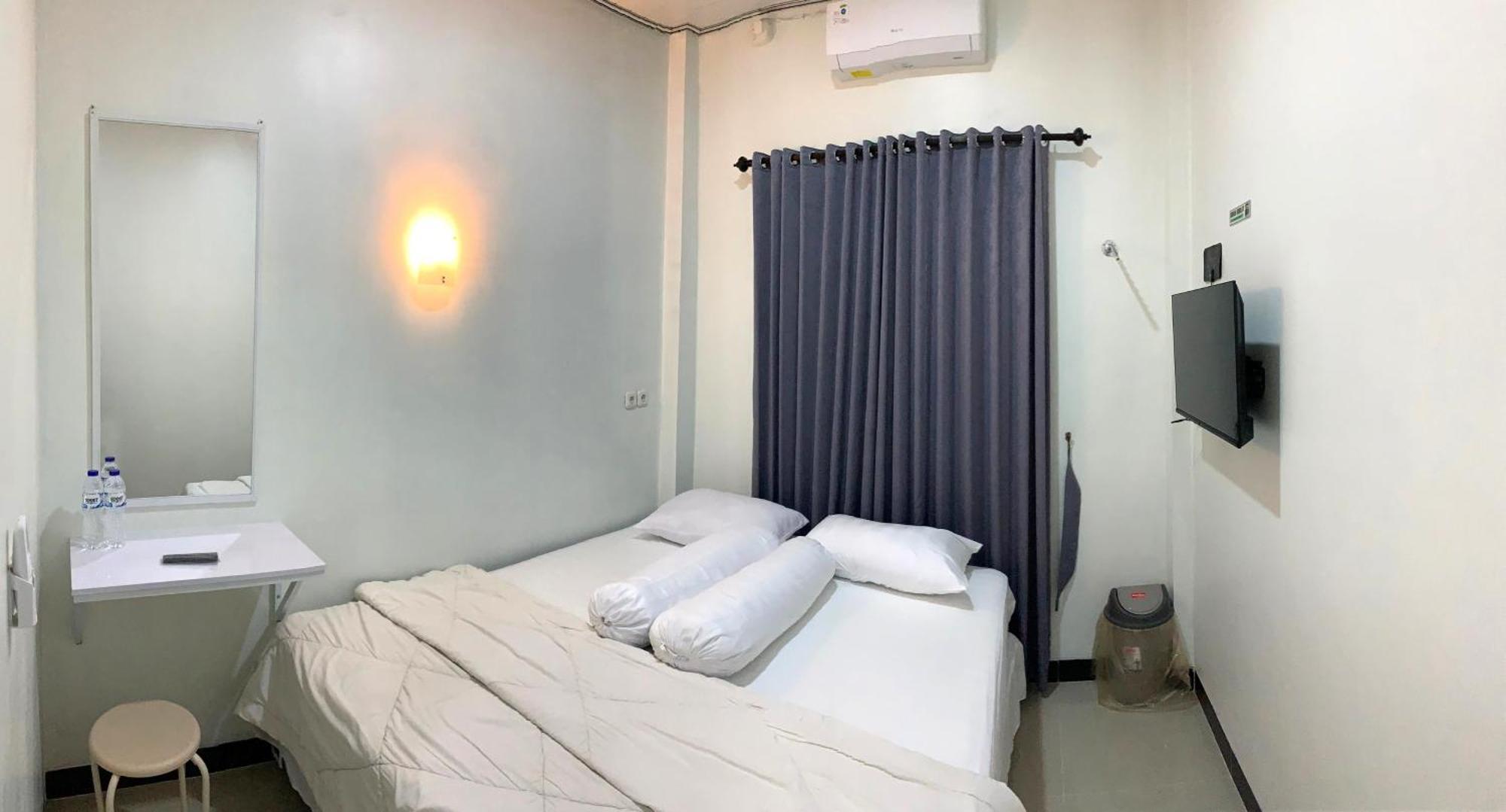Srondolwetan Kusuma Raya Guest House מראה חיצוני תמונה