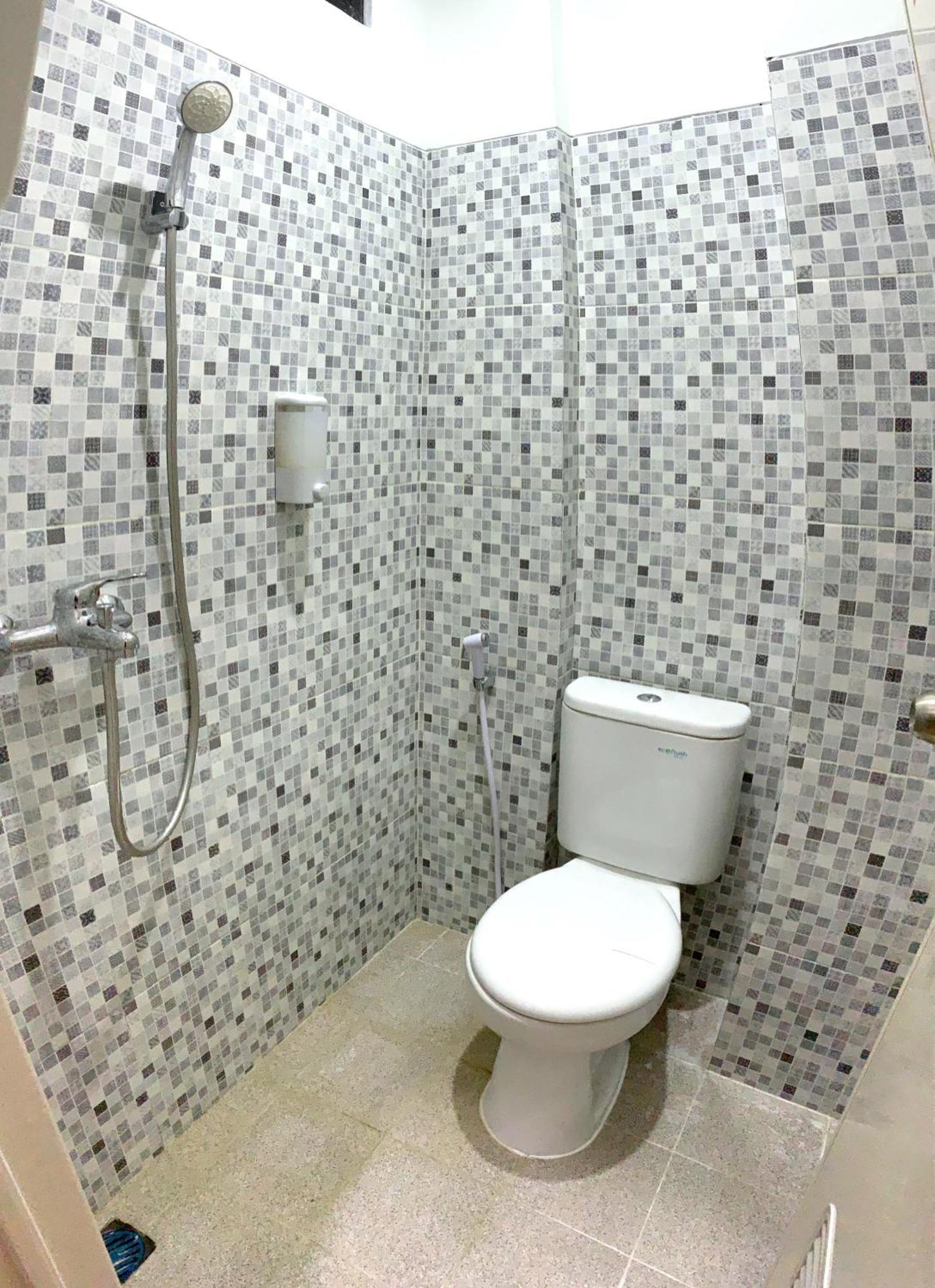 Srondolwetan Kusuma Raya Guest House מראה חיצוני תמונה
